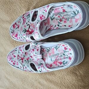 Nwot Sketchers memory foam slip on relaxed open back sneakers